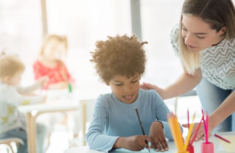 Niño recibiendo apoyo individual por necesidades educativas especiales